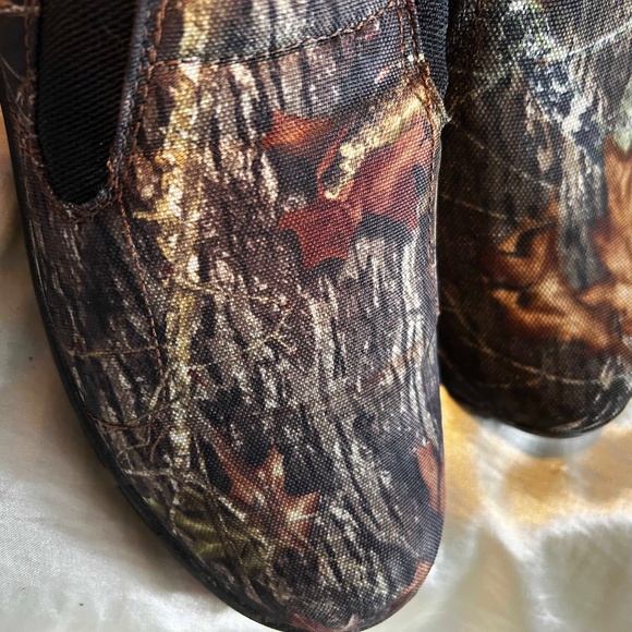 DUCK BOOTS, ANKLE HEIGHT, ITASCA, PADDED, SZ 8, EACH HAS TWO ELASTIC PANELS AT - Picture 5 of 5